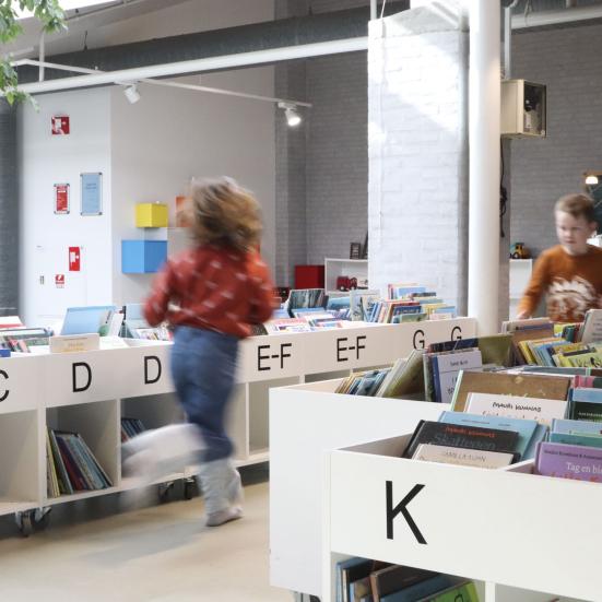 Billede af børn der løber og leger i børnebiblioteket