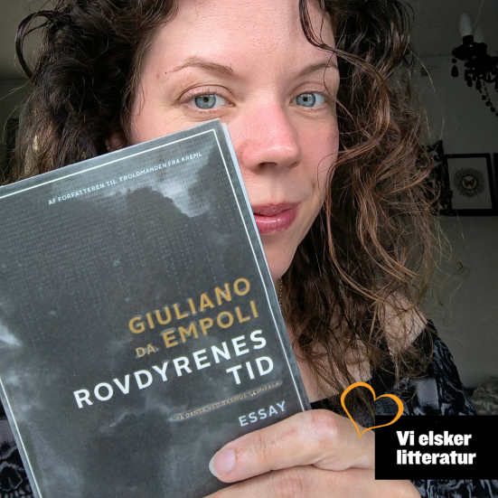Bibliotekar står med bogen "Rovdyrenes tid"
