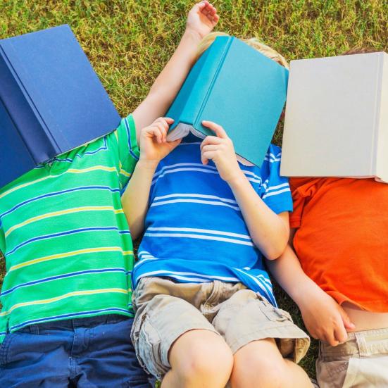 Børn læse ude