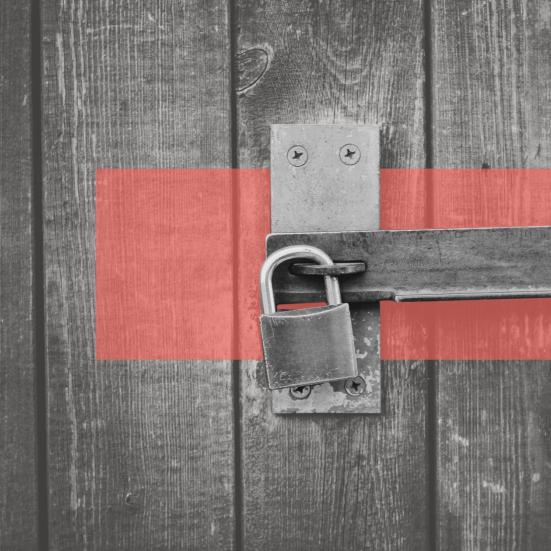 Billede af hængelås i forbindelse med forbudte bøger