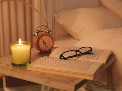 natbord med opslået bog