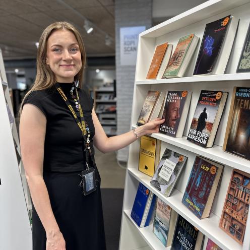 Bibliotekar står i biblioteket