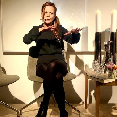 Foto af Karen Fastrup under foredrag på biblioteket