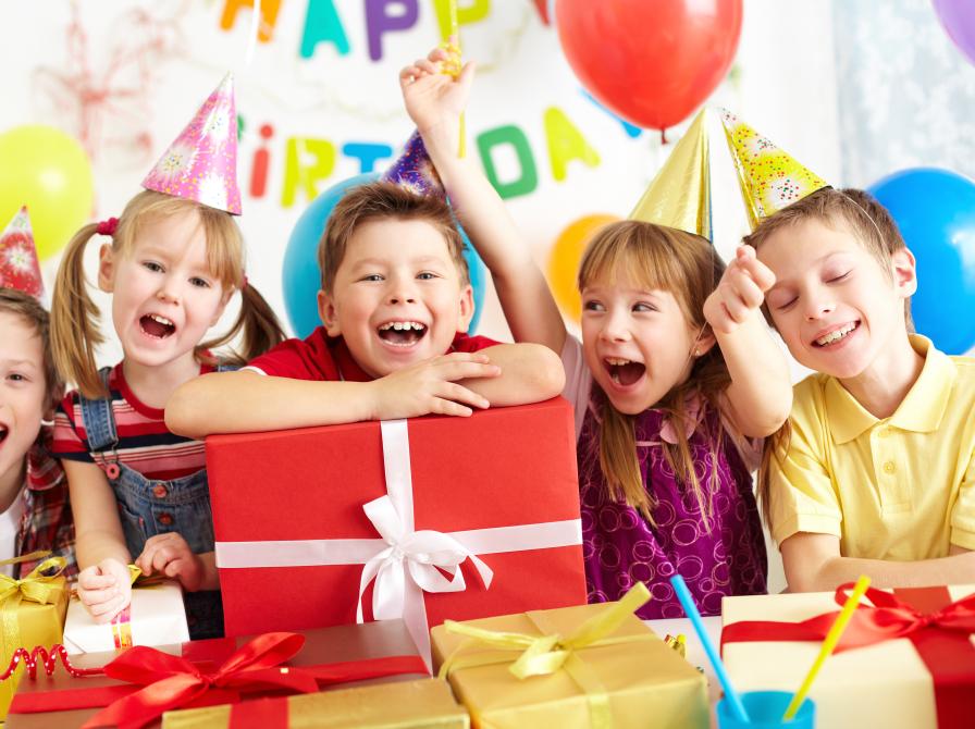 Glade børn der fejrer fødselsdag