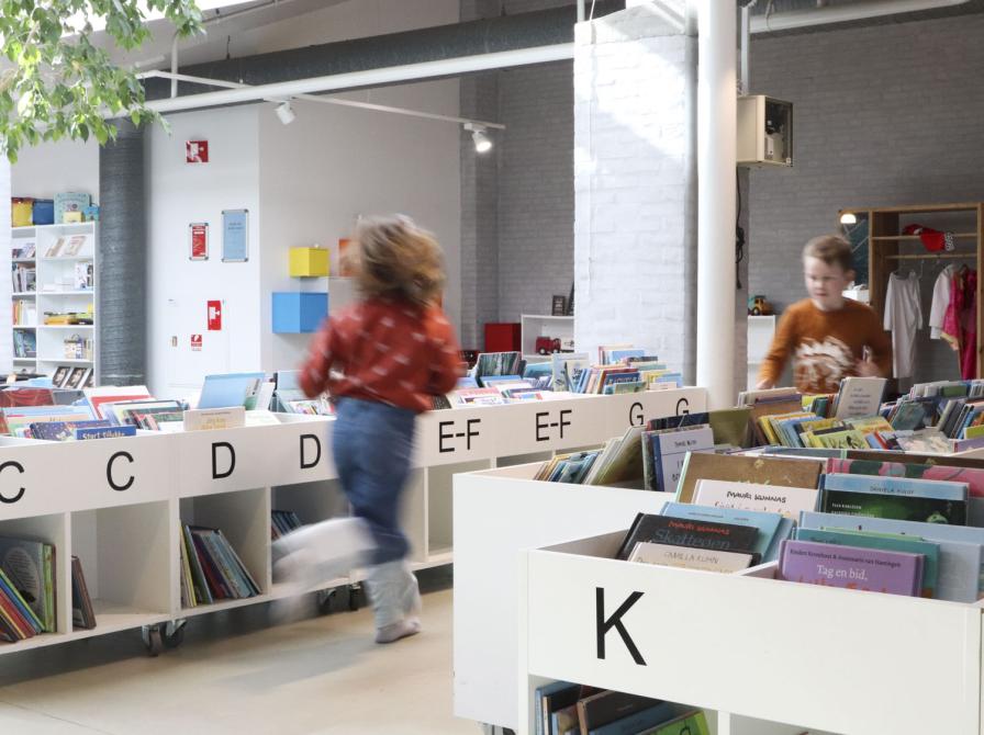 Billede af børn der løber og leger i børnebiblioteket