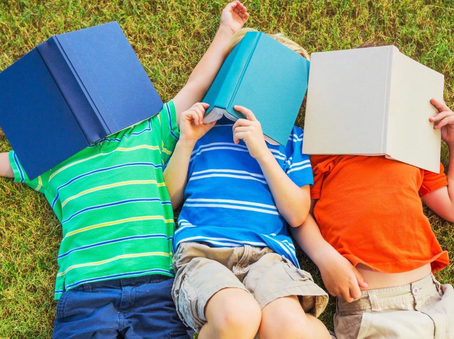Børn læse ude